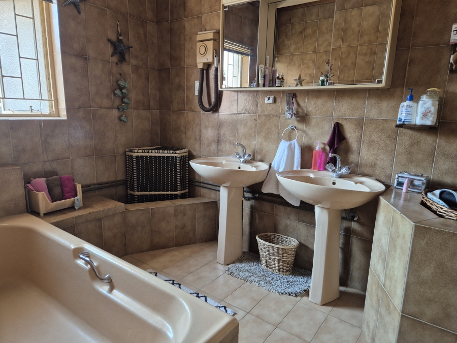 4 Bedroom Property for Sale in Wilkoppies North West